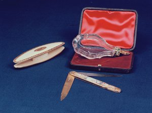 Zlatý a zlatý flakonek; člunkový a zavírací nůž, francouzský, kolem 1750
